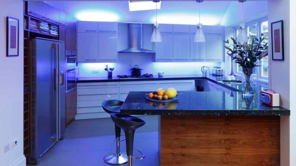Haz que la luz entre a tu cocina con luces led