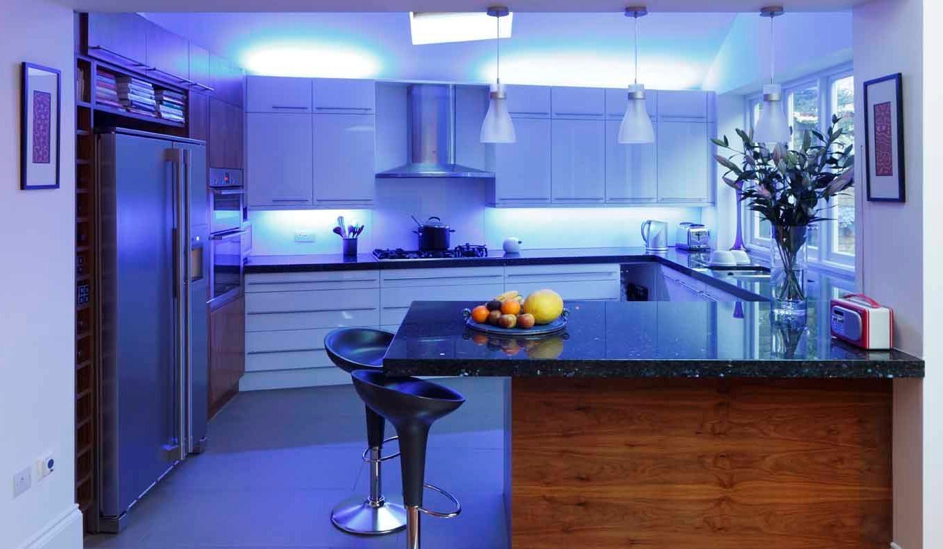 Haz que la luz entre a tu cocina con luces led